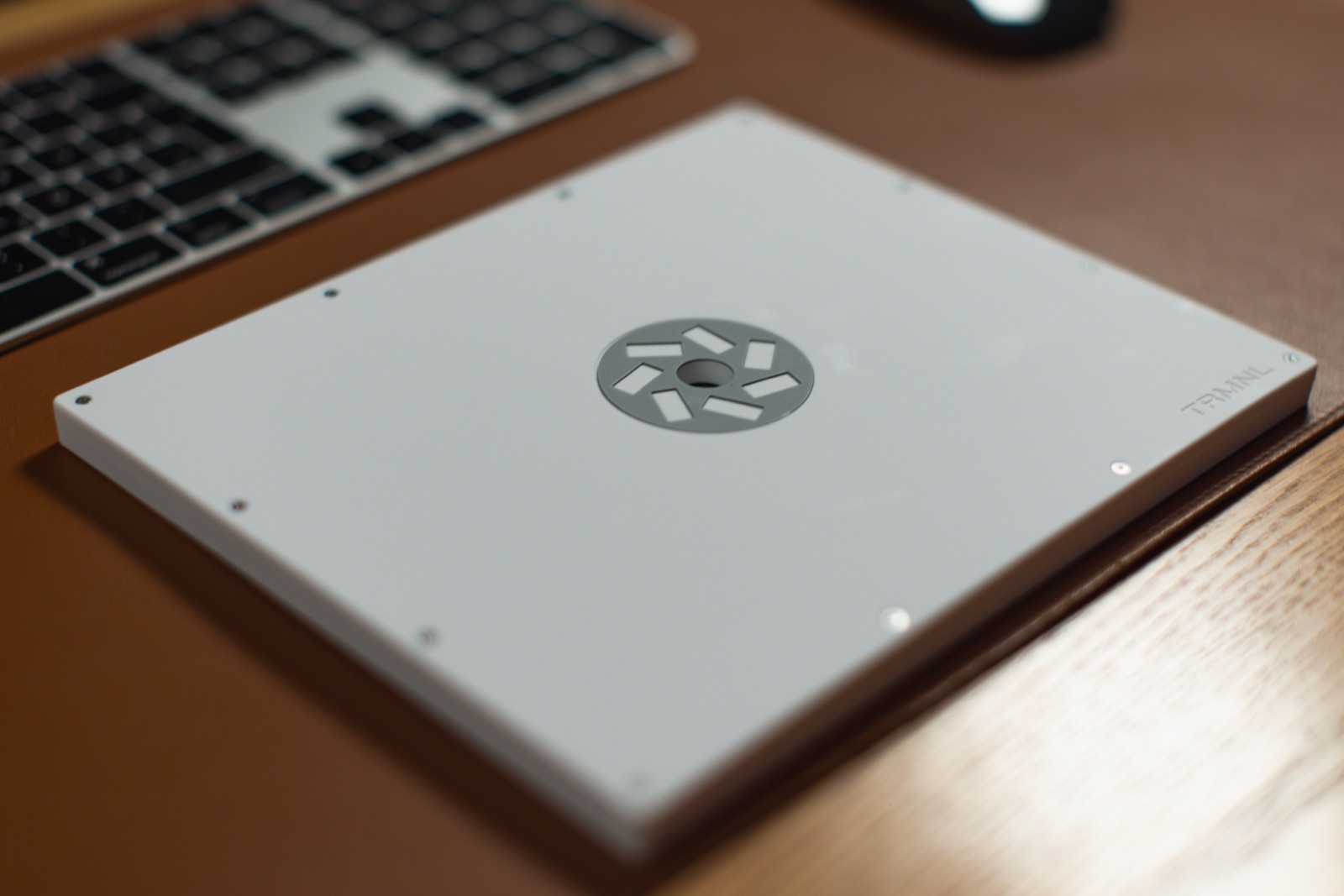 Rückseite des TRMNL X mit dem mittigen TRMNL-Logo auf dem flachen weißen Gehäuse