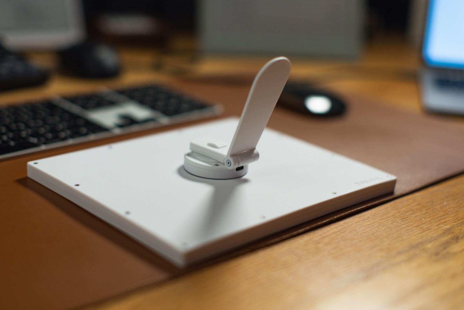 Ausgeklappter Standfuß auf der Rückseite des TRMNL X mit dem USB-C-Ladeanschluss